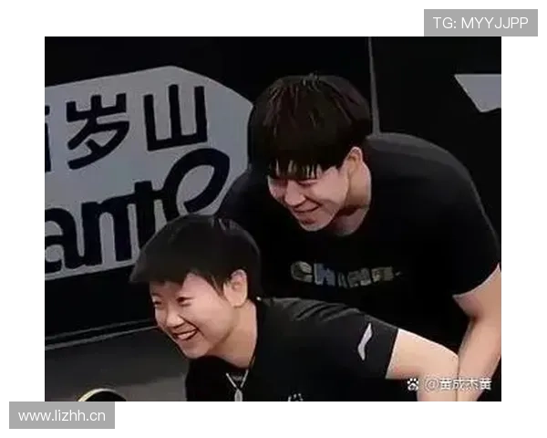 冯彦哲赛场像要把篮筐掰断，下了场提着塑料菜篮戴着那块奢侈表，我笑到裂开